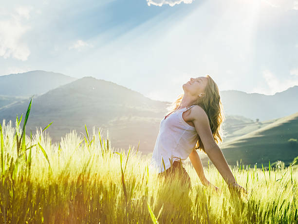 mujer joven al aire libre mientras disfruta de la luz del sol - beautiful bright beauty in nature beauty fotografías e imágenes de stock