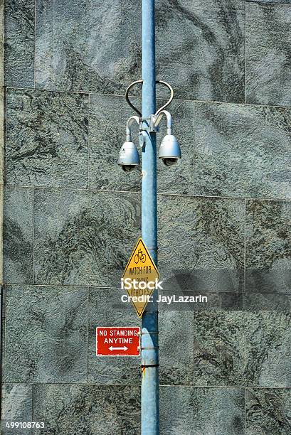 O Sistema De Videovigilância De Circuito Fechado Segurança Vigilância Câmaras De Midtown Manhattan Nova Iorque - Fotografias de stock e mais imagens de Acima