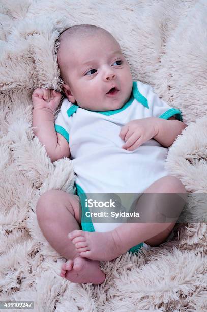 Bebé Foto de stock y más banco de imágenes de 0-1 mes - 0-1 mes, Acogedor, Acostado