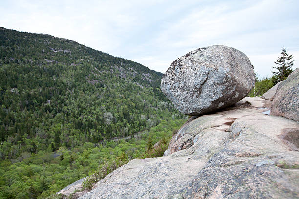 pensamiento de roca en el parque nacional de acadia, maine - at the edge of fotografías e imágenes de stock