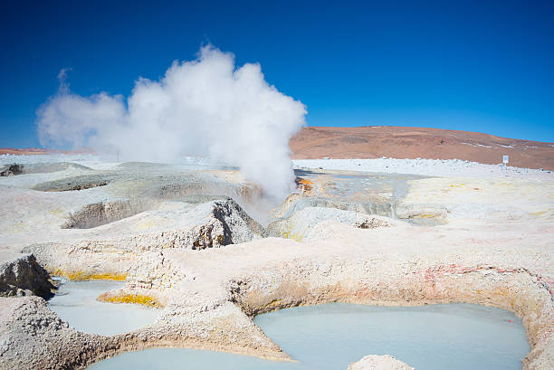 горячие воды пруда на анды, боливия - geyser nature south america scenics стоковые фото и изображения