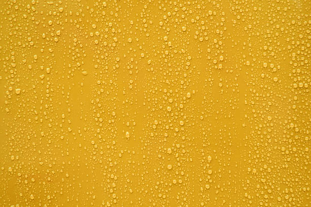 close-up de água cai sobre fundo laranja. - condensation water drop glass - fotografias e filmes do acervo