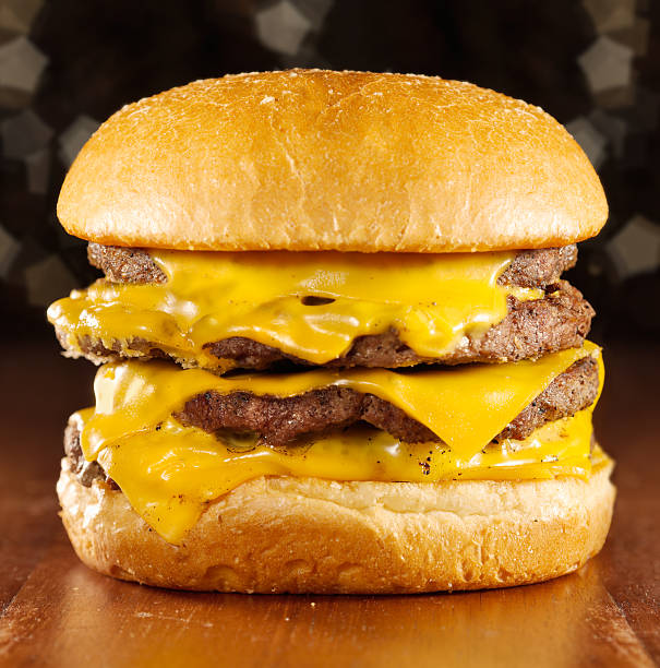 big cheeseburger hambúrguer com queijo derretido e brilhante fundo. - cheesburguer - fotografias e filmes do acervo