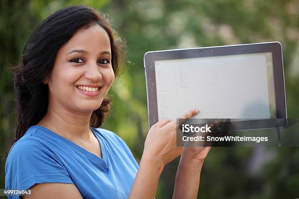 Jovem Mulher Com Computador Tablet - Fotografias de stock e mais imagens de Adolescente - Adolescente, Adulto, Ao Ar Livre