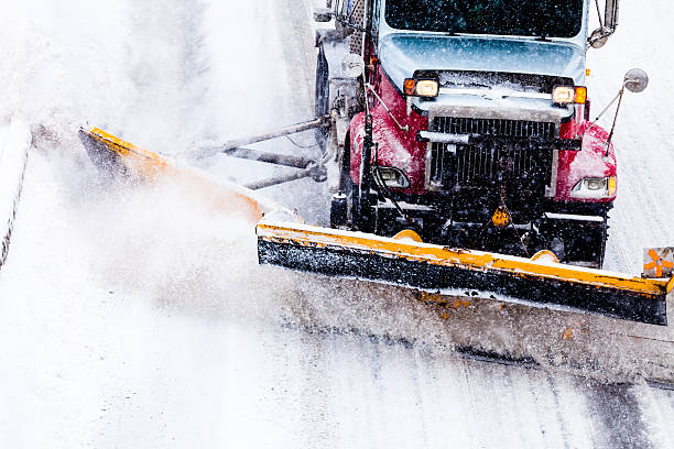 schneepflug, die den schnee vom highway in einem schneesturm - plow stock-fotos und bilder