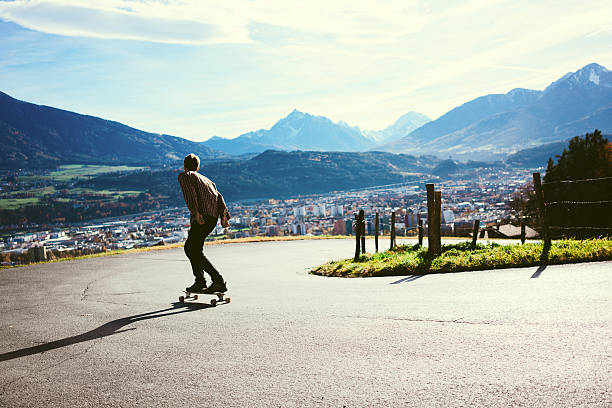 man 탑승형 on 롱보드 - tirol village european alps austria 뉴스 사진 이미지