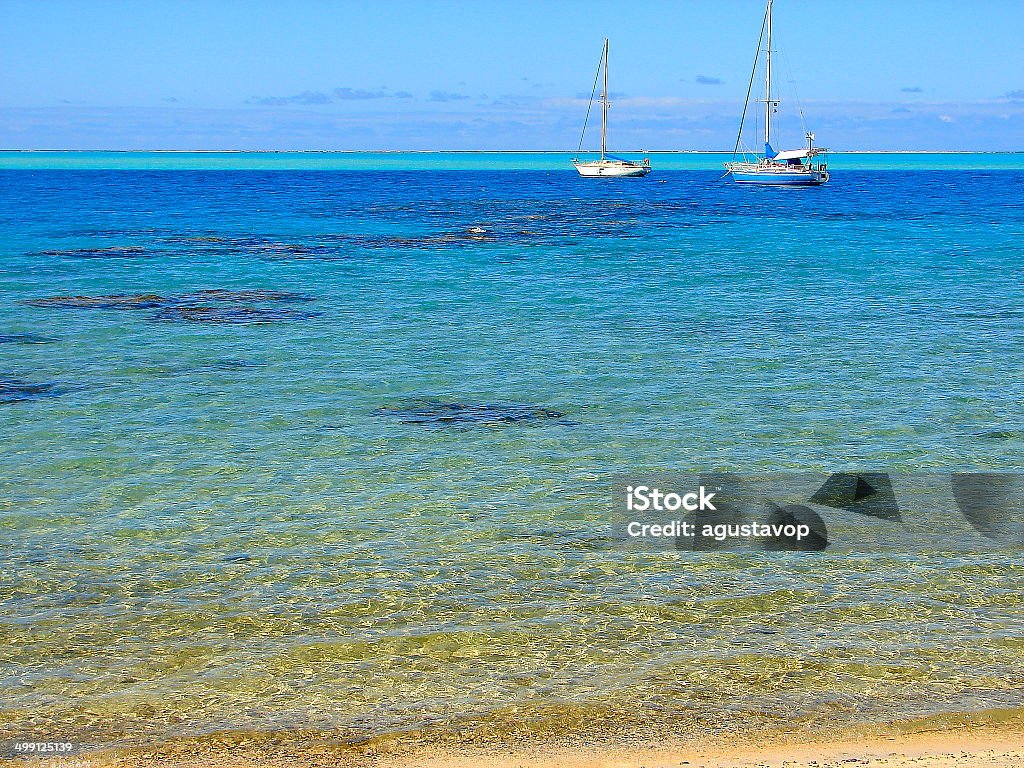 Bora Bora Matira Turchese spiaggia & Barca a vela, Tahiti, Polinesia - Foto stock royalty-free di Acqua