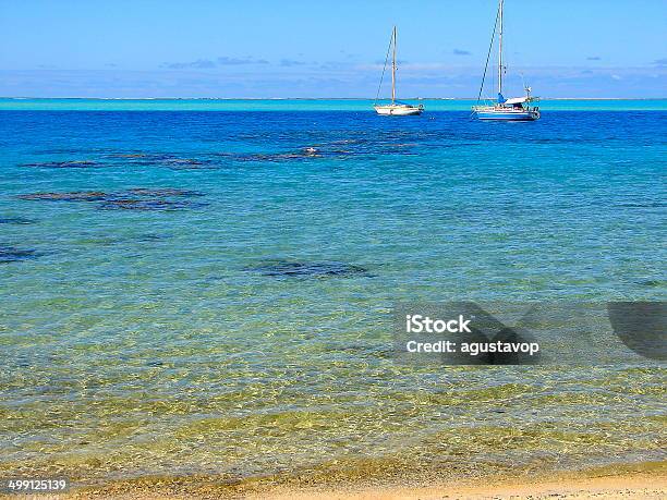 Bora Bora Matira Praia Turquesa Barco Vela Tahiti Polinésia - Fotografias de stock e mais imagens de Ao Ar Livre