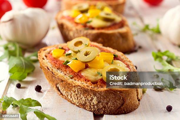 Nahaufnahme Vegetarische Bruschetta Stockfoto und mehr Bilder von Ansicht aus erhöhter Perspektive - Ansicht aus erhöhter Perspektive, Antipasto, Baguette