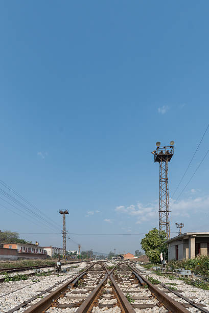 ferroviária de forma cruzada com céu azul - railroad junction audio imagens e fotografias de stock