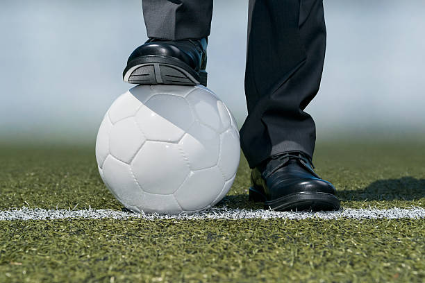 homme d'affaires avec ballon de football - business human foot shoe men photos et images de collection