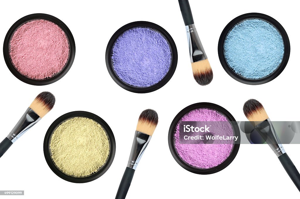 Ensemble de 5 eyeshadows et brosses, isolé sur fond blanc - Photo de Fard à paupières libre de droits