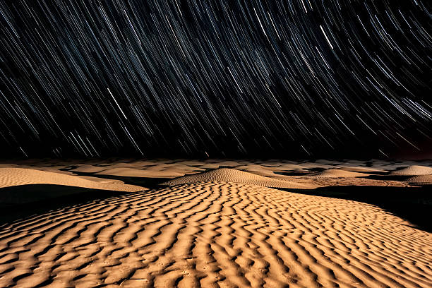 스타즈 및 처박은-밤 하늘 사하라 사막 - great sand sea 뉴스 사진 이미지