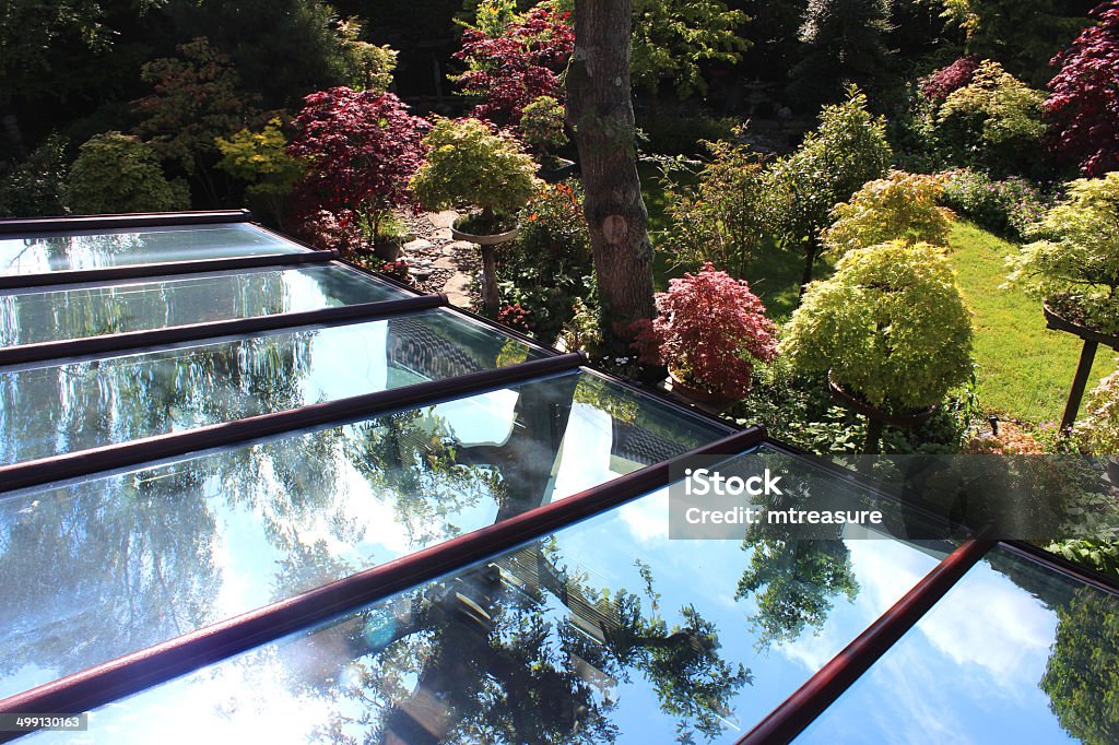 Image du conservatoire de verre suspendu à des panneaux/panes, reflétant ciel bleu - Photo de Véranda libre de droits