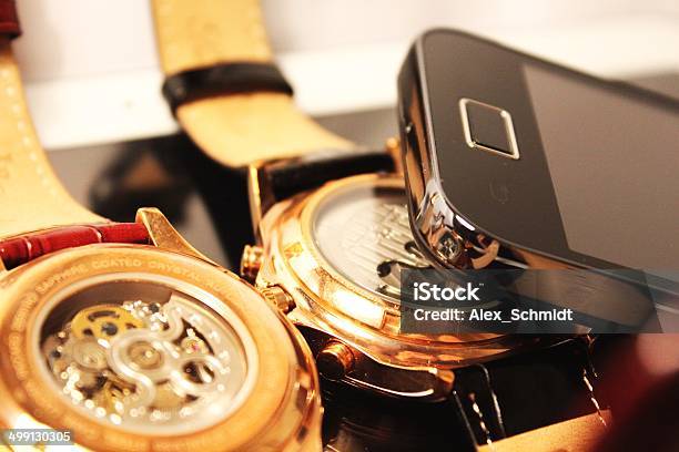 Golden Chronometers Und Schwarz Handy Stockfoto und mehr Bilder von Armbanduhr - Armbanduhr, Berührungsbildschirm, Blau