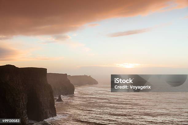 Scogliere Di Moher Al Tramonto In Co Clare Irlanda - Fotografie stock e altre immagini di Contea di Clare