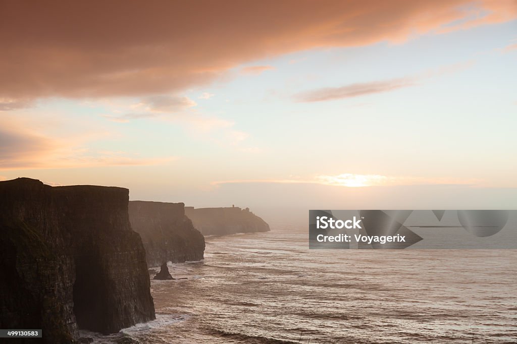 Klify Moher na zachodzie słońca w Co.  Clare, Irlandia - Zbiór zdjęć royalty-free (Hrabstwo Clare)