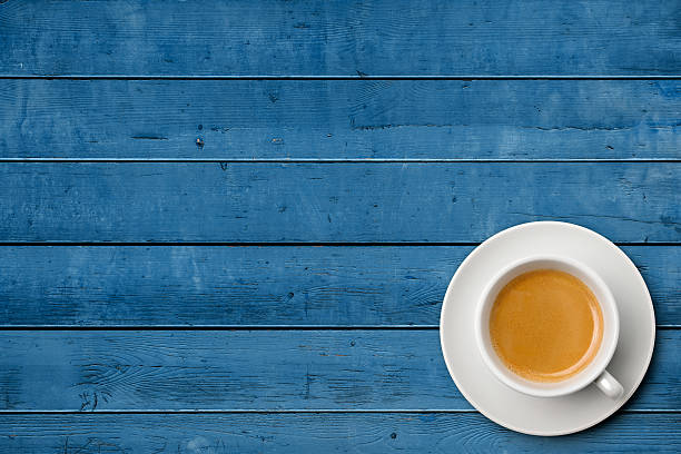 copo de café em resistiu blue mesa - old fashioned horizontal black coffee cup imagens e fotografias de stock