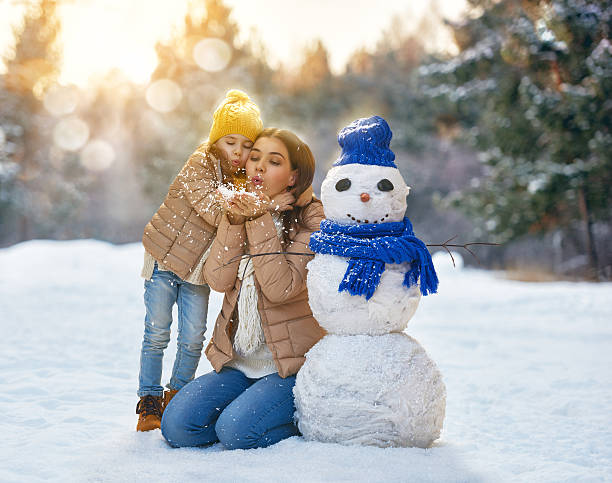 madre y bebé ducha chica en invierno - snowman snow winter fun fotografías e imágenes de stock