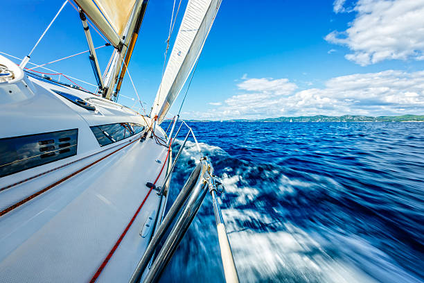 vela no vento com barco à vela - travel locations sea mediterranean sea wind - fotografias e filmes do acervo