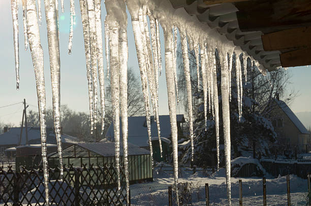 разморозьте - melting ice icicle leaking стоковые фото и изображения