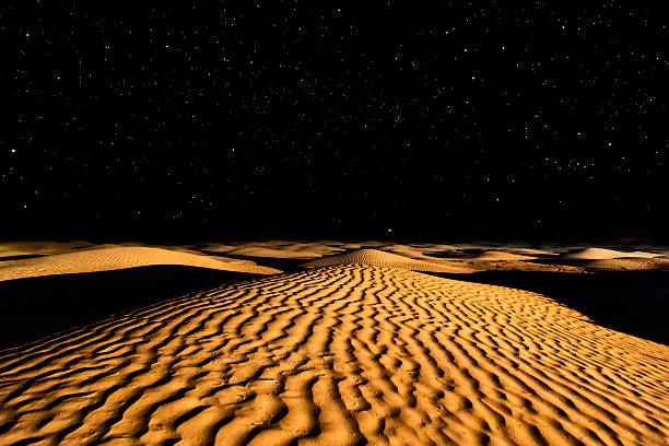 céu de noite no deserto do sara da tunísia - great sand sea imagens e fotografias de stock