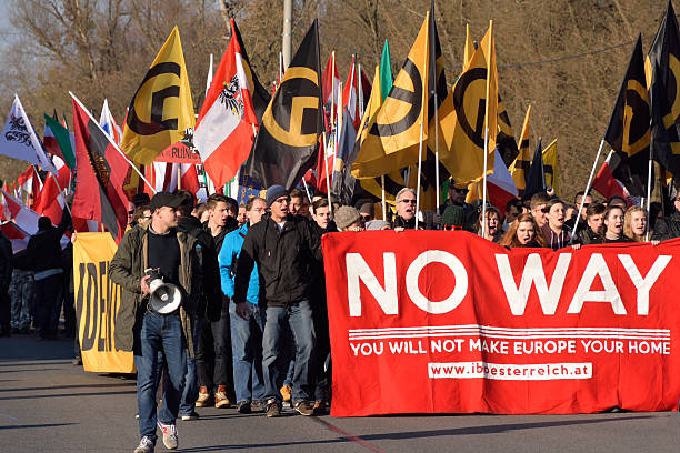 demonstranten mit banner nein"" - right wing stock-fotos und bilder