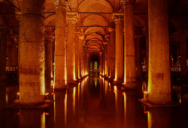 basilica cistern (yerebatan sarnici) in istanbul, turkey - yerebatan sarnıcı fotoğraflar stok fotoğraflar ve resimler
