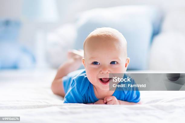 Niño Bebé En Blanco Soleado Dormitorio Foto de stock y más banco de imágenes de Bebé - Bebé, Felicidad, Sonreír