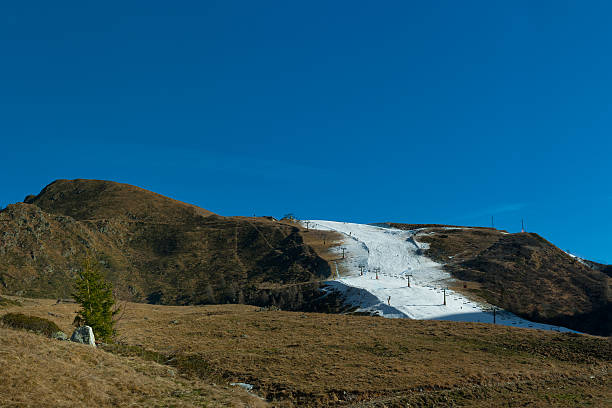 pista de esquí artificial - mountain winter season machine snow making machine fotografías e imágenes de stock