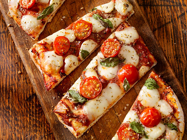 pizza margherita płaski chleb - flat bread zdjęcia i obrazy z banku zdjęć