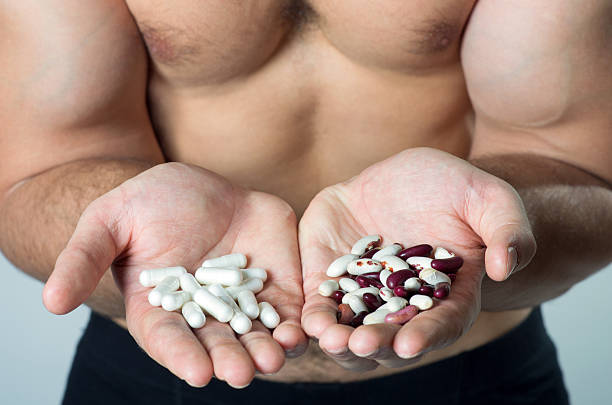białka: naturalnych lub syntetycznych żywności? - creatine nutritional supplement men human muscle zdjęcia i obrazy z banku zdjęć