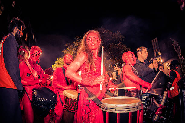 rosso drummers al samhuinn fuoco festival di edimburgo - celtic culture paganism men fire foto e immagini stock