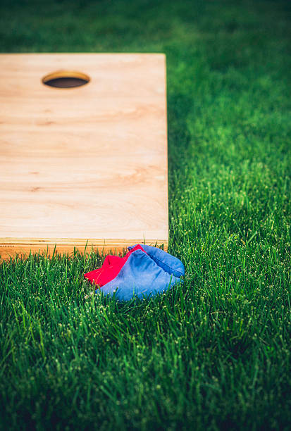 de cornhole repasser et de sacs - cornhole leisure games outdoors color image photos et images de collection