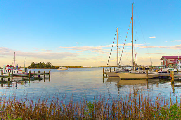 pôr do sol em chesapeake martime museu em st michaels maryland - travel nautical vessel commercial dock pier imagens e fotografias de stock