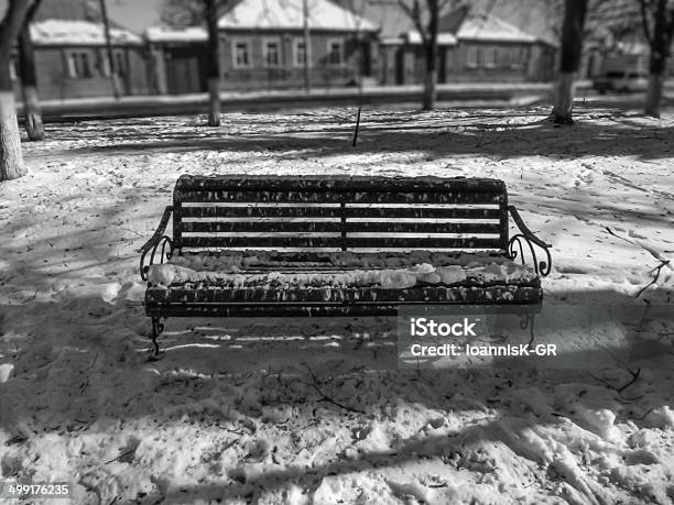 Panca Nevoso Beslan - Fotografie stock e altre immagini di Beslan - Beslan, Abiti pesanti, Albero