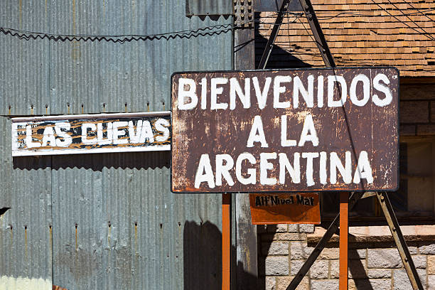 istock Rusted welcome to Argentina sign written in Spanish 499178226