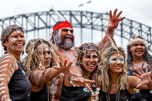 einheimische tänzer in entliehene grafikelemente einheimische festival in sydney - people togetherness group of people editorial stock-fotos und bilder