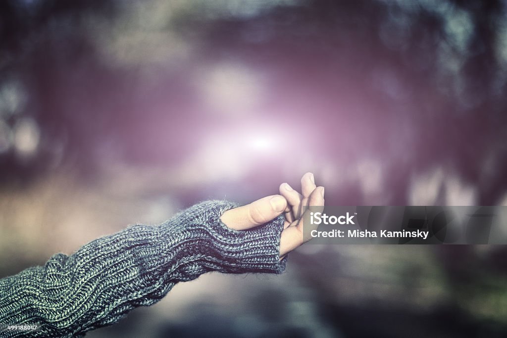 Kinder hand um lediglich ein Almosen im park - Lizenzfrei Abhängigkeit Stock-Foto