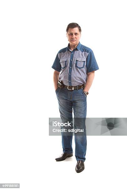 Homem Em Jeans E Camiseta - Fotografias de stock e mais imagens de 50-54 anos - 50-54 anos, Adulto, Antigo