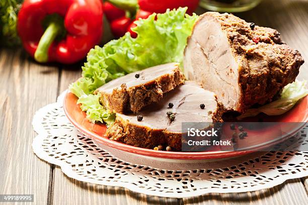 Rodajas De Tostado Hombro Foto de stock y más banco de imágenes de Carne de cerdo - Carne de cerdo, Lomo, Rebanada