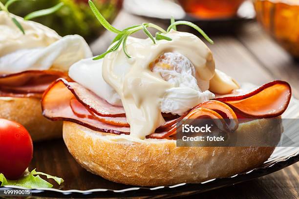 Huevos Benedict En Caliente Bollos Con Jamón Foto de stock y más banco de imágenes de Huevo a la benedictina - Huevo a la benedictina, Jamón, Alimento