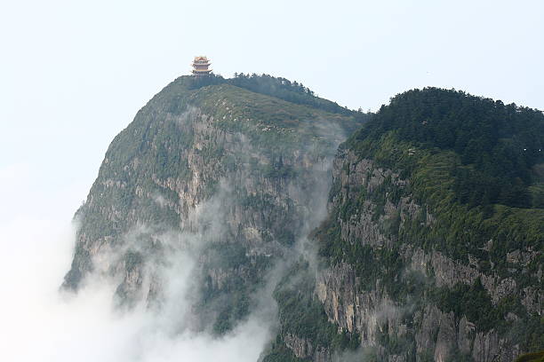 красивые китайские пагода и облачно морской на emei mountain - emeishan стоковые фото и изображения