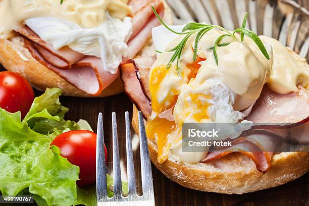 Huevos Benedict En Caliente Bollos Con Jamón Foto de stock y más banco de imágenes de Alimento - Alimento, Alimento tostado, Blanco - Color