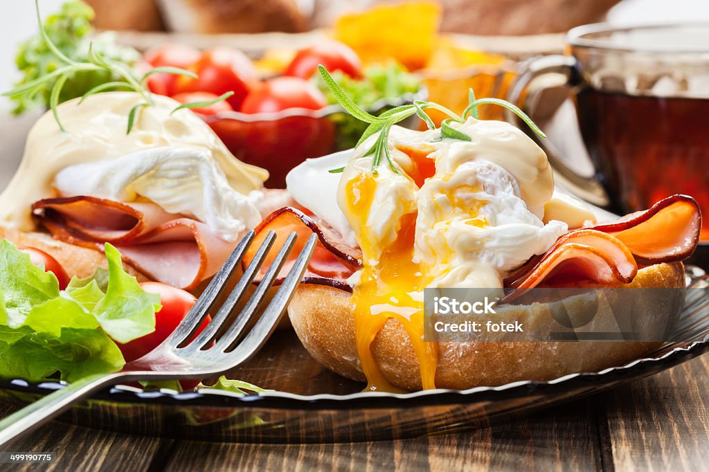 Huevos Benedict en caliente bollos con jamón - Foto de stock de Huevo a la benedictina libre de derechos