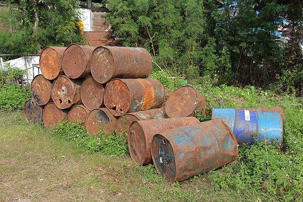 stary zardzewiały metal zbiorniki paliwa ułożone w rzędzie - rusty storage tank nobody photography zdjęcia i obrazy z banku zdjęć