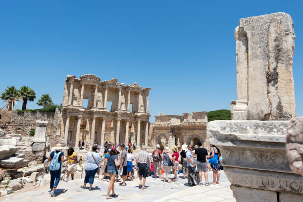 librabry de celsus de éfeso - turkey tourist ephesus roman imagens e fotografias de stock