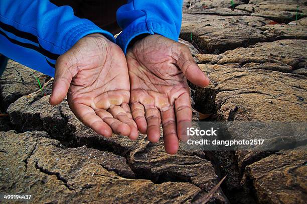 Mendigo Pessoas E A Miséria Humana Conceito - Fotografias de stock e mais imagens de Adulto - Adulto, Alcançar, Antigo