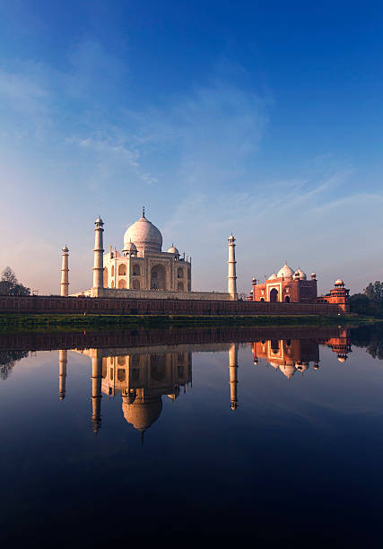 taj mahal, agra mit reflexion - yamuna river stock-fotos und bilder