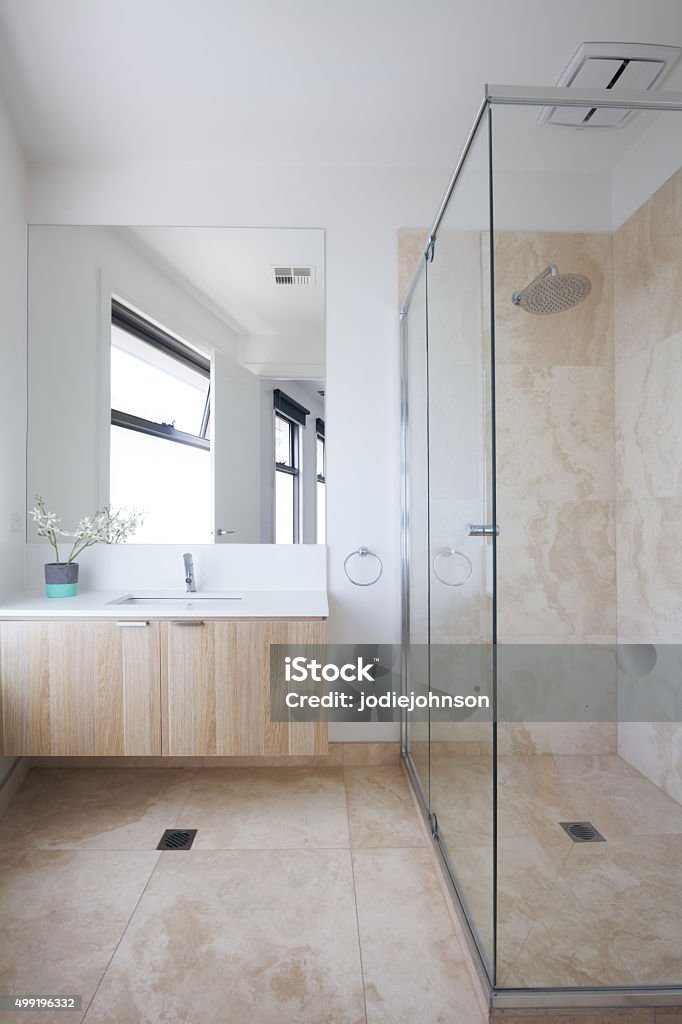 Minimaliste beige salle de bains moderne dans la maison australienne de luxe - Photo de Carrelage libre de droits
